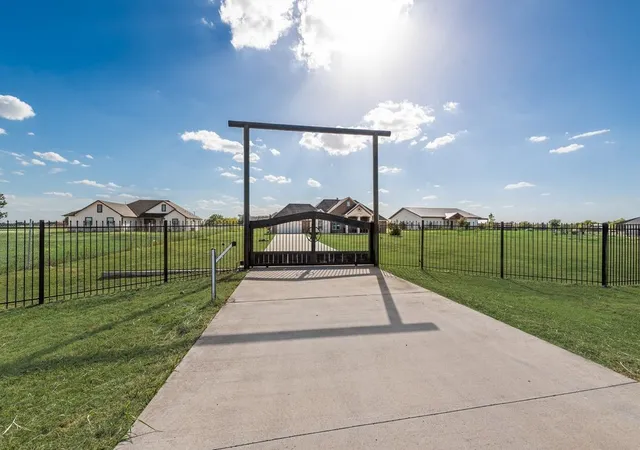 Photo 3 of Single family home for sale at 610 Ewing Rd, Ferris, TX 75125 | MLS# 21376771 | Listing updated on 2026-09-21