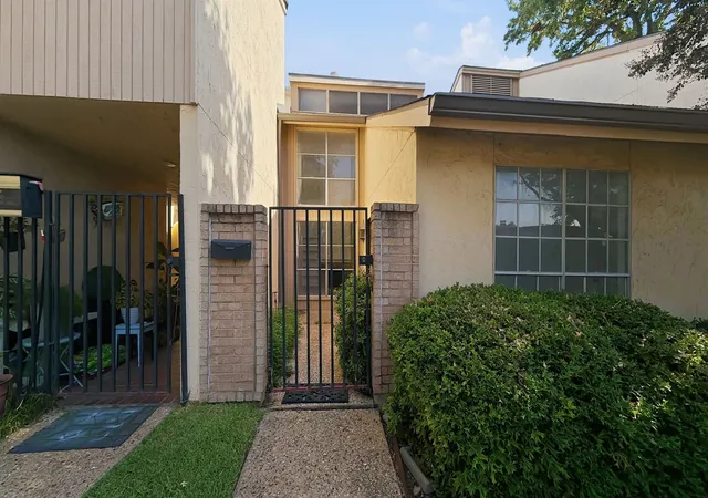 Townhouse for sale at 12550 Fireglow Walk, Dallas, TX 75243 | MLS# 21376013