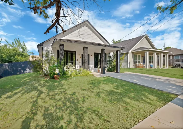 Photo 3 of Single family home for sale at 2214 Gordon St, Greenville, TX 75401 | MLS# 21376836 | Listing updated on 2026-10-01