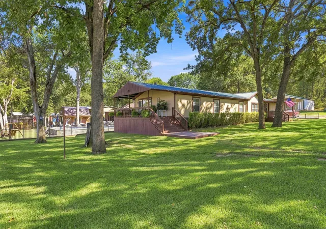Photo 3 of Manufactured home for sale at 18404 Pine Dr, Eustace, TX 75124 | MLS# 21371791 | Listing updated on 2026-09-21