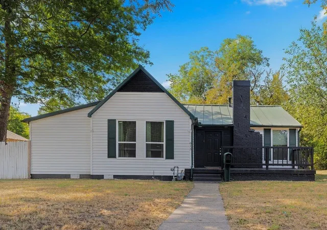 Photo 3 of Single family home for sale at 613 Houston St, Sulphur Springs, TX 75482 | MLS# 21376214 | Listing updated on 2026-09-03