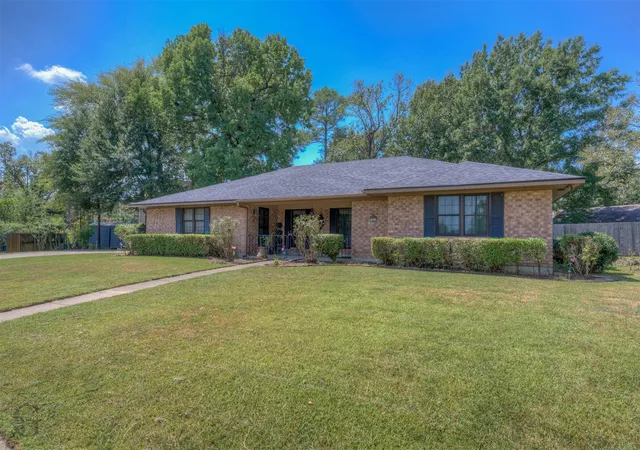 Photo 2 of Single family home for sale at 1814 Old Oaks St, Shreveport, LA 71119 | MLS# 21375750 | Listing updated on 2026-10-08