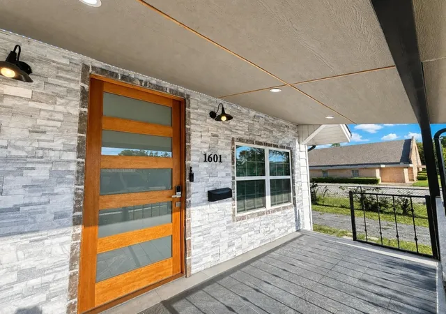 Photo 3 of Single family home for sale at 1601 S Travis St, Sherman, TX 75090 | MLS# 21373767 | Listing updated on 2026-09-30