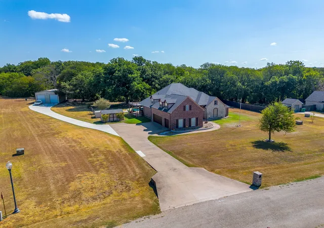 Photo 2 of Single family home for sale at 170 S Bear Crk Ln, Cresson, TX 76035 | MLS# 21351348 | Listing updated on 2026-09-19