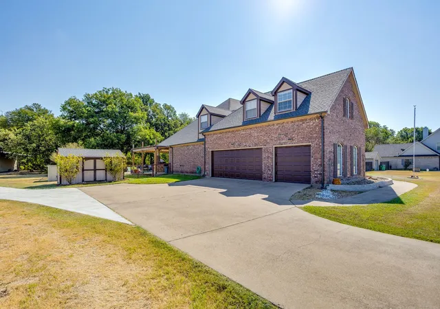 Photo 3 of Single family home for sale at 170 S Bear Crk Ln, Cresson, TX 76035 | MLS# 21351348 | Listing updated on 2026-09-19
