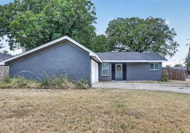 Single family home for sale at 1325 Cloverdale Dr, Fort Worth, TX 76134 | MLS# 21370125