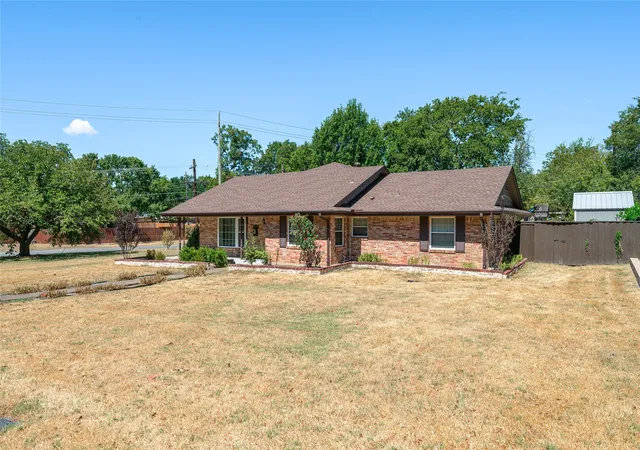 Photo 3 of Single family home for sale at 1423 W Shields Dr, Sherman, TX 75092 | MLS# 21377015 | Listing updated on 2026-09-28