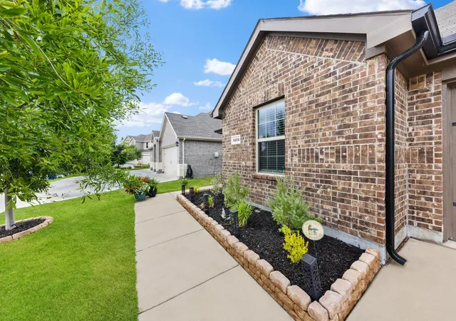 Photo 3 of Sale Pending at 1111 Baldwin Ln, Ennis, TX 75119 | MLS# 21377036 | Listing updated on 2026-10-01