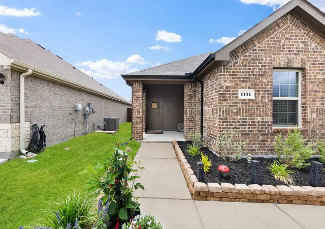 Photo 3 of Sale Pending at 1111 Baldwin Ln, Ennis, TX 75119 | MLS# 21377036 | Listing updated on 2026-10-01