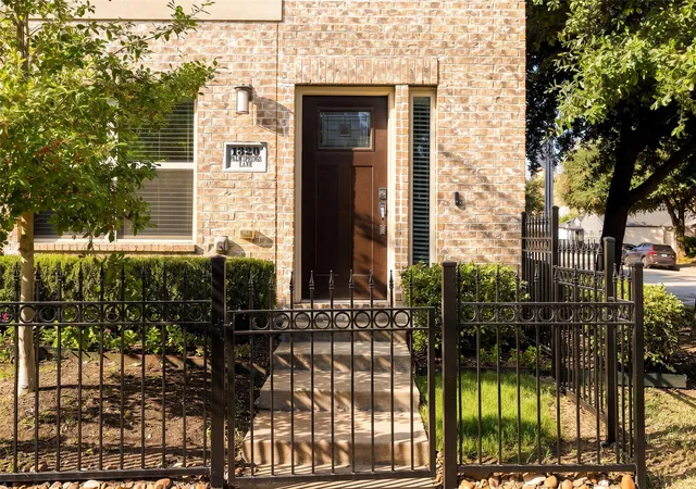 Photo 3 of Townhouse for sale at 1320 Palm Springs Ln, Dallas, TX 75204 | MLS# 21376708 | Listing updated on 2026-10-01