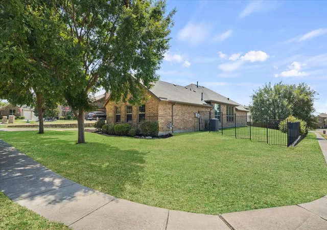 Photo 2 of Single family home for sale at 6525 Day Farm Ct, Rowlett, TX 75089 | MLS# 21376986 | Listing updated on 2026-09-04
