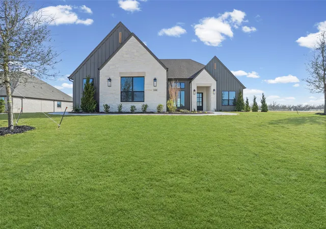 Photo 2 of Single family home for sale at 1100 Beginnings Dr, Granbury, TX 76049 | MLS# 21370842 | Listing updated on 2026-09-04