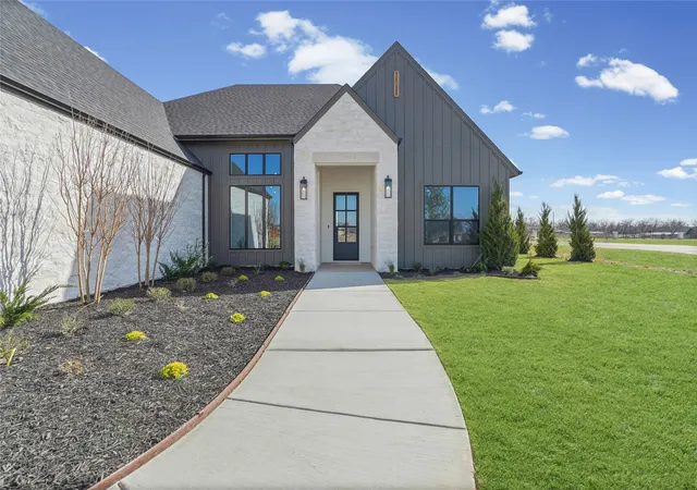 Photo 3 of Single family home for sale at 1100 Beginnings Dr, Granbury, TX 76049 | MLS# 21370842 | Listing updated on 2026-09-04