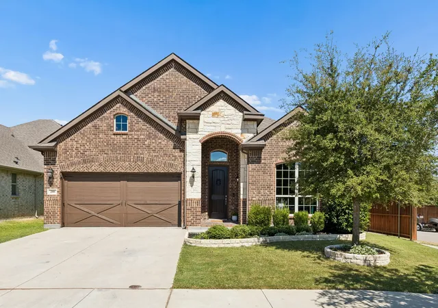 Photo 1 of Single family home for sale at 200 Gill Point Ln, Aledo, TX 76008 | MLS# 21376675 | Listing updated on 2026-10-05