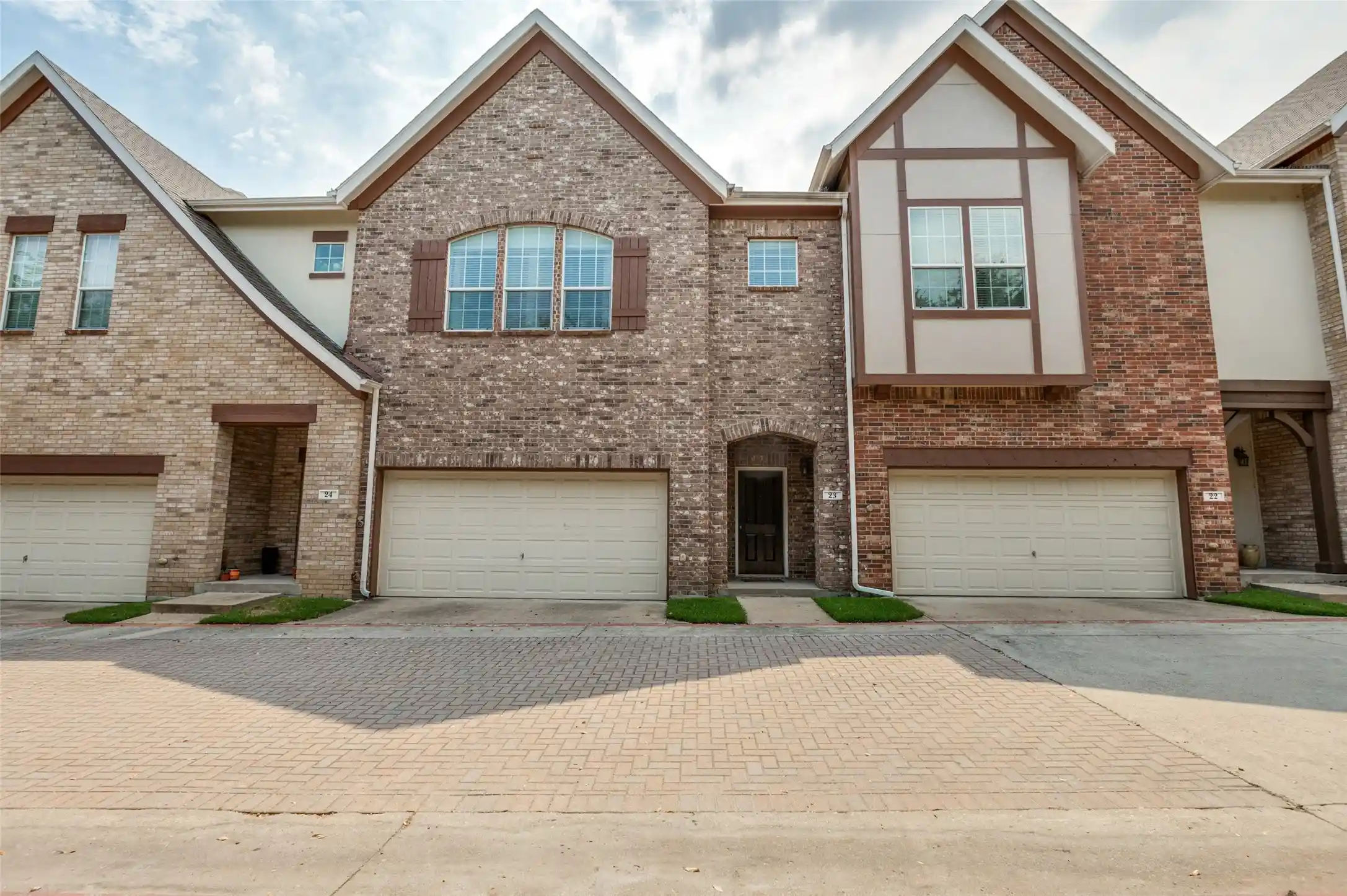 Listing Photo 1 - Condo for sale in 1600 Abrams Rd located at 1600 Abrams Rd, Dallas, TX 75214 - Unit #23