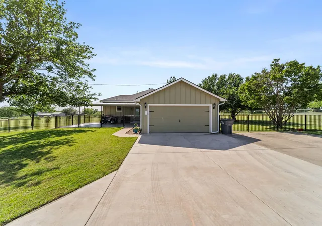 Photo 2 of Single family home for sale at 258 Bobcat Rd, Sanger, TX 76266 | MLS# 21377203 | Listing updated on 2026-09-04