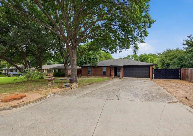 Photo 1 of Single family home for sale at 917 E Worth St, Grapevine, TX 76051 | MLS# 21375263 | Listing updated on 2026-09-15