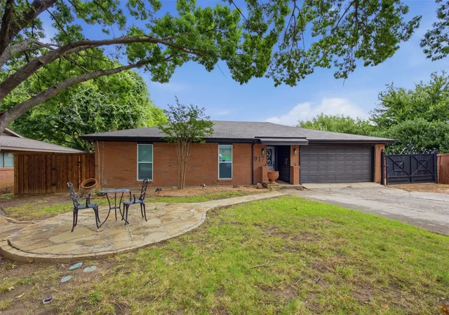 Photo 2 of Single family home for sale at 917 E Worth St, Grapevine, TX 76051 | MLS# 21375263 | Listing updated on 2026-09-15