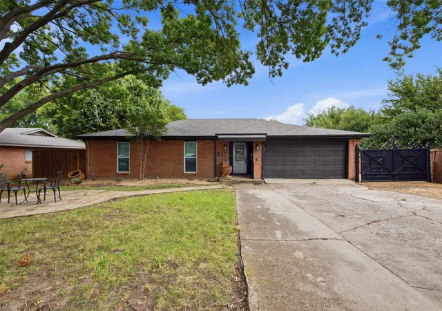 Photo 3 of Single family home for sale at 917 E Worth St, Grapevine, TX 76051 | MLS# 21375263 | Listing updated on 2026-09-15