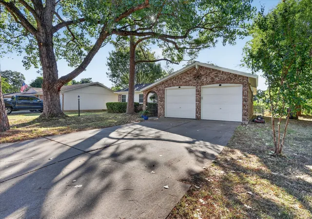Photo 4 of Single family home for sale at 441 Nathan St, Burleson, TX 76028 | MLS# 21366823 | Listing updated on 2026-10-08