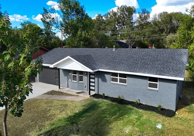 Photo 3 of Single family home for sale at 1121 Victoria St, Waco, TX 76705 | MLS# 21377194 | Listing updated on 2026-10-04