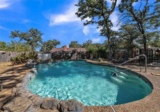 Single family home for sale at 5511 Marshfield Ct, Arlington, TX 76016 | MLS# 21371351