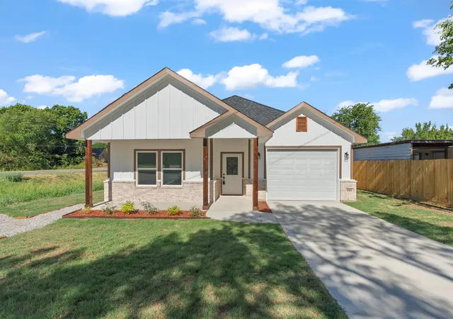 Photo 1 of Single family home for sale at 101 N Oak St, Ector, TX 75439 | MLS# 21375447 | Listing updated on 2026-09-19