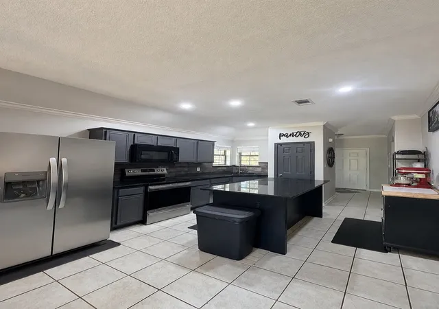 Photo 3 of Single family home for sale at 729 Stribling Cir, Azle, TX 76020 | MLS# 21376463 | Listing updated on 2026-09-04