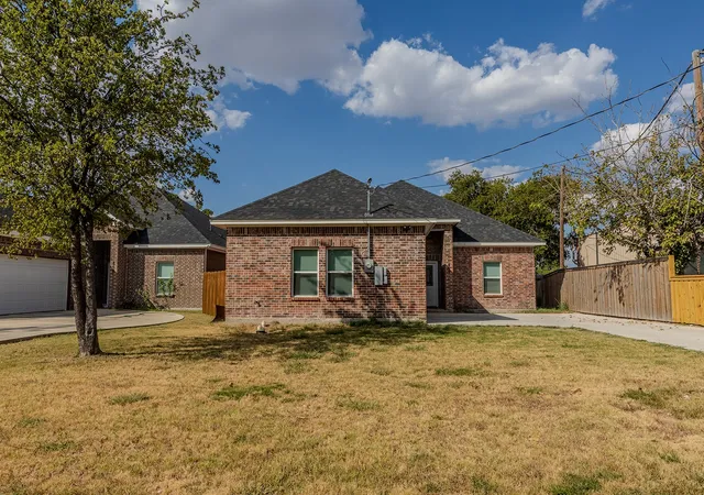 Photo 1 of Single family home for sale at 807 Dr Martin Luther King Jr Blvd, Waxahachie, TX 75165 | MLS# 21377512 | Listing updated on 2026-09-04