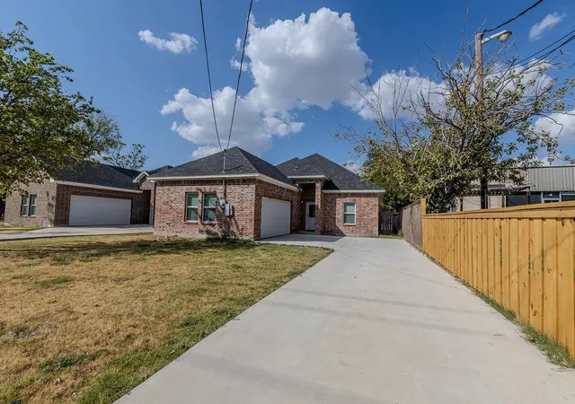 Photo 2 of Single family home for sale at 807 Dr Martin Luther King Jr Blvd, Waxahachie, TX 75165 | MLS# 21377512 | Listing updated on 2026-09-04