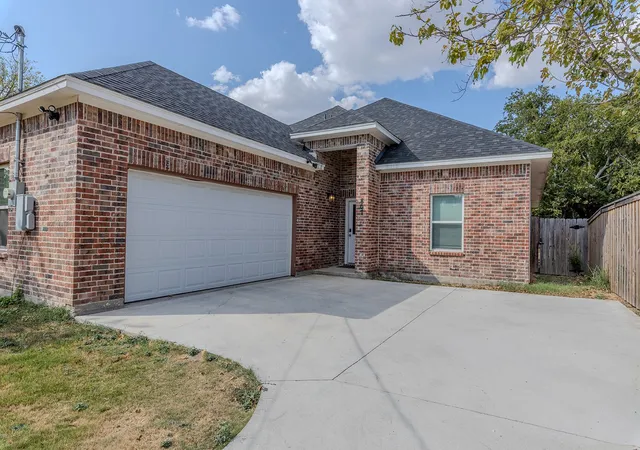 Photo 3 of Single family home for sale at 807 Dr Martin Luther King Jr Blvd, Waxahachie, TX 75165 | MLS# 21377512 | Listing updated on 2026-09-04