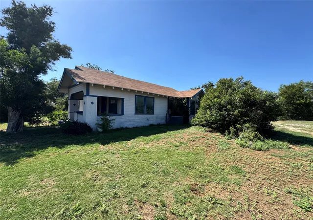 Photo 2 of Single family home for sale at 204 Bowie St, Santa Anna, TX 76878 | MLS# 21377504 | Listing updated on 2026-09-04