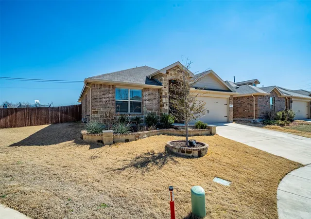 Photo 2 of Single family home for sale at 8028 Muddy Crk Dr, Fort Worth, TX 76131 | MLS# 21347840 | Listing updated on 2026-10-07
