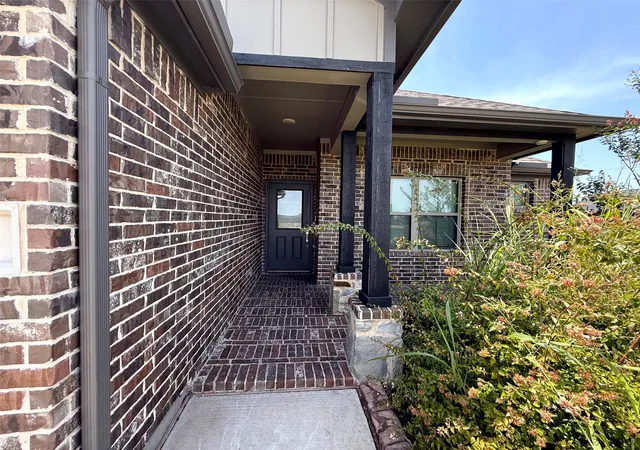 Photo 2 of Sale Pending at 104 Tioga Cir, Waxahachie, TX 75165 | MLS# 21377605 | Listing updated on 2026-09-29