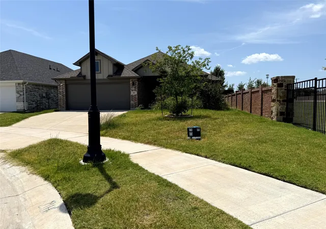 Photo 3 of Sale Pending at 104 Tioga Cir, Waxahachie, TX 75165 | MLS# 21377605 | Listing updated on 2026-09-29