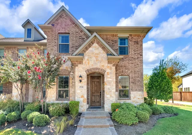 Townhouse for sale at 4524 Meadow Hawk Dr, Arlington, TX 76005 | MLS# 21376715