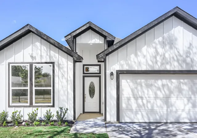 Photo 1 of Single family home for sale at 525 Nw 17th Street, Grand Prairie, TX 75050 | MLS# 21377707 | Listing updated on 2026-09-27