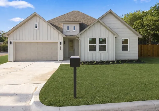 Photo 1 of Single family home for sale at 716 Dalton St, Weatherford, TX 76086 | MLS# 21377269 | Listing updated on 2026-10-05