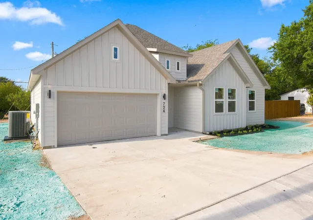 Photo 2 of Single family home for sale at 716 Dalton St, Weatherford, TX 76086 | MLS# 21377269 | Listing updated on 2026-10-05
