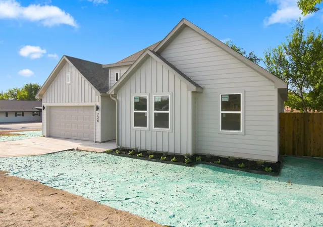 Photo 3 of Single family home for sale at 716 Dalton St, Weatherford, TX 76086 | MLS# 21377269 | Listing updated on 2026-10-05