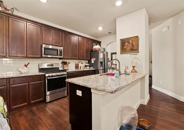 Photo 4 of Single family home for sale at 15 Pleasant Valley, Sanger, TX 76266 | MLS# 21377738 | Listing updated on 2026-09-20