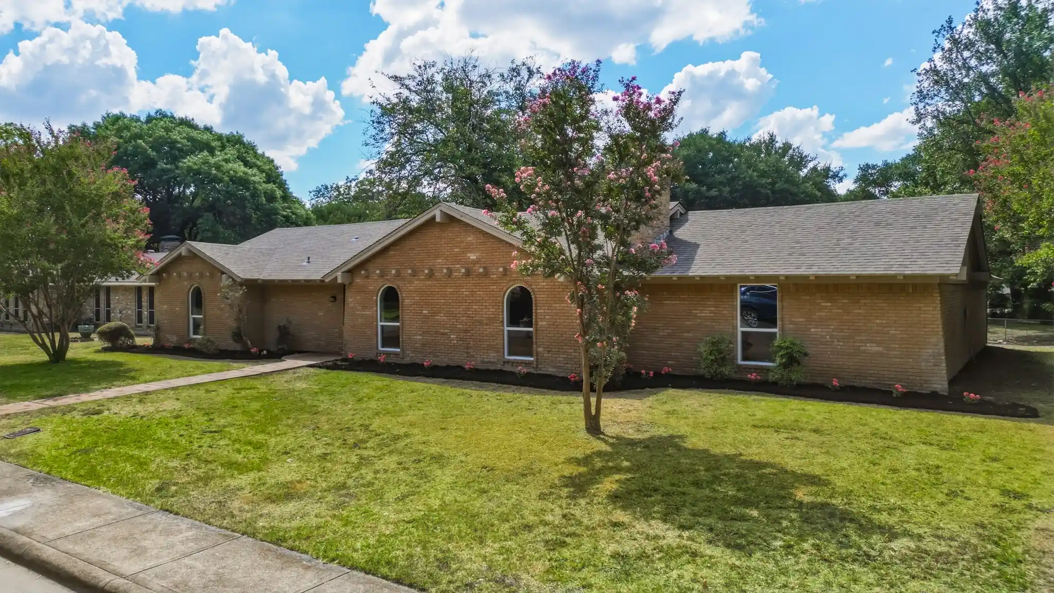 Photo 1 of Sale Pending at 122 Meadowbrook Dr, De Soto, TX 75115 | MLS# 21377757 | Listing updated on 2026-10-11