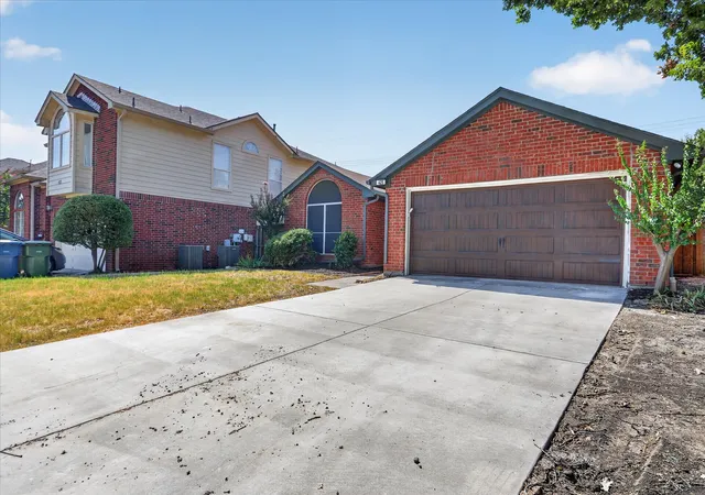 Photo 3 of Single family home for sale at 425 Wentworth Dr, Flower Mound, TX 75028 | MLS# 21377846 | Listing updated on 2026-10-04