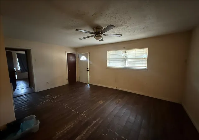 Photo 4 of Single family home for sale at 201 Waikiki Trl, Tool, TX 75143 | MLS# 21377835 | Listing updated on 2026-10-02