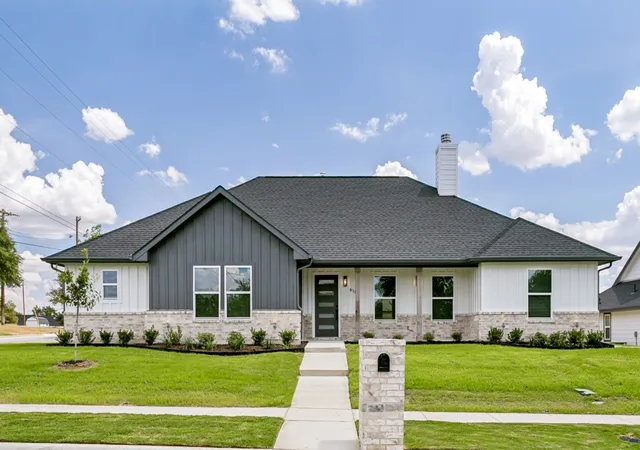 Photo 1 of Sale Pending at 610 N Mill, Weatherford, TX 76086 | MLS# 21377543 | Listing updated on 2026-09-29