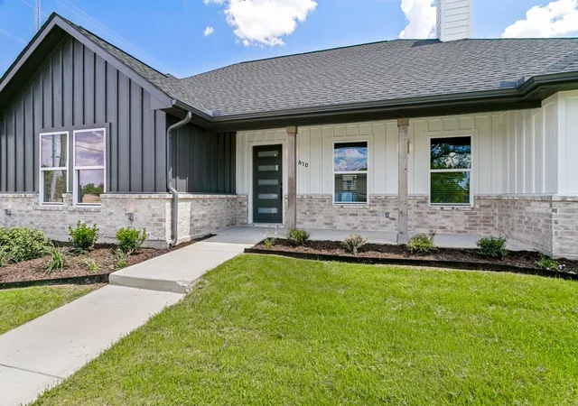 Photo 2 of Sale Pending at 610 N Mill, Weatherford, TX 76086 | MLS# 21377543 | Listing updated on 2026-09-29