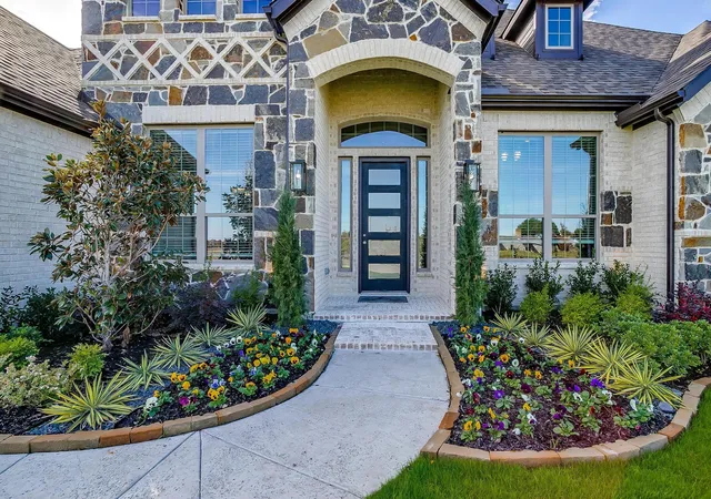 Photo 2 of Sale Pending at 118 Endowment Ln, Rockwall, TX 75032 | MLS# 21377885 | Listing updated on 2026-09-18