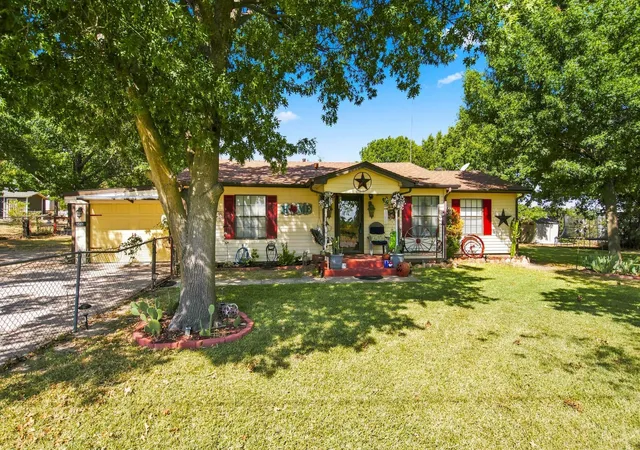 Photo 2 of Single family home for sale at 1561 Fm 1816, Bowie, TX 76230 | MLS# 21377176 | Listing updated on 2026-09-04