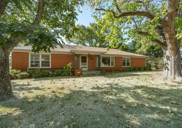 Photo 2 of Single family home for sale at 1003 E Milam St, Ennis, TX 75119 | MLS# 21375980 | Listing updated on 2026-09-25