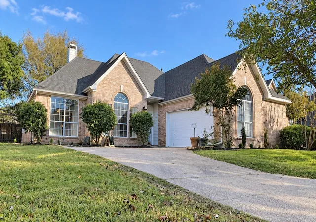 Single family home for sale at 2409 N Hunter Pl Ln, Arlington, TX 76006 | MLS# 21377991